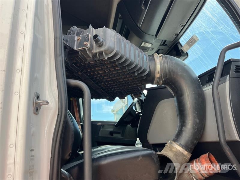 Freightliner Cascadia 126 6x4 T/A Sleeper Truck Tractor Седельные тягачи