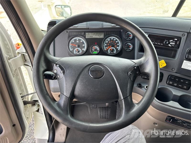 Freightliner Cascadia 125 6x4 T/A Sleeper Truck Tractor Dragbilar