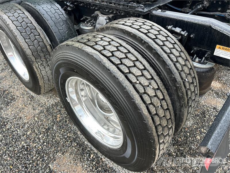 Freightliner Cascadia 126 6x4 T/A Sleeper Truck Tractor Vilcēji
