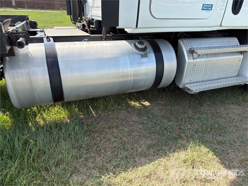 Freightliner Cascadia 113 6x4 Sleeper Car Carrier Truck مركبات النقل