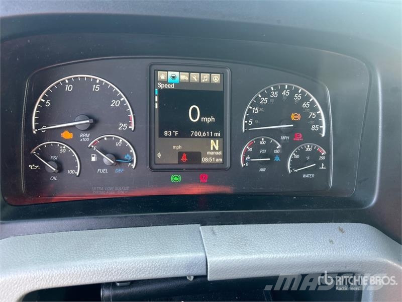 Freightliner Cascadia 126 6x4 T/A Sleeper Truck Tractor (Inoper Тягачі