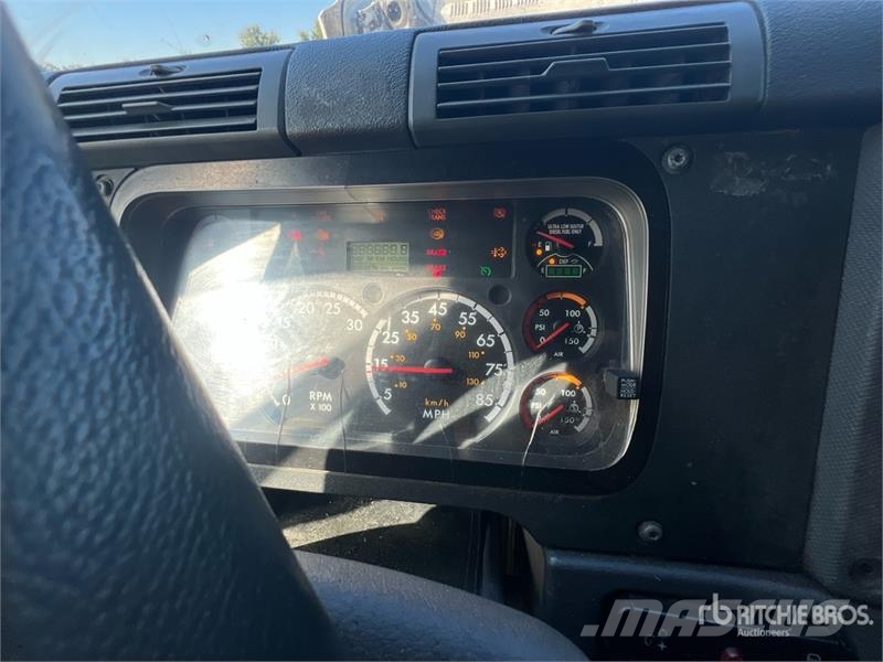 Freightliner Cascadia 6x4 T/A Sleeper Truck Tractor Vlačilci