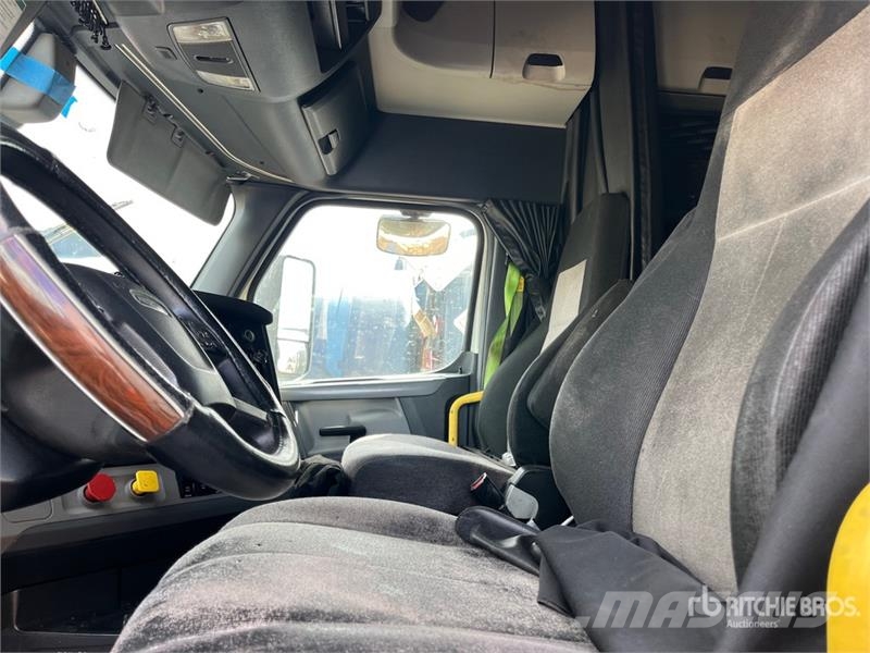 Freightliner Cascadia 126 6x4 T/A Sleeper Truck Tractor (Inoper Тягачі