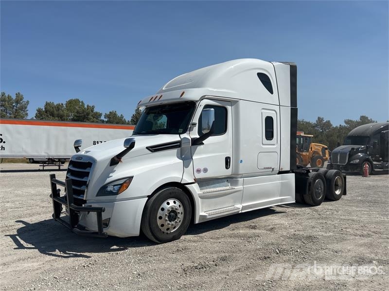 Freightliner Cascadia 126 6x4 T/A Sleeper Truck Tractor Tegljači