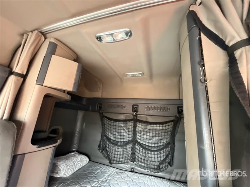Freightliner Cascadia 125 6x4 T/A Sleeper Truck Tractor Sadulveokid