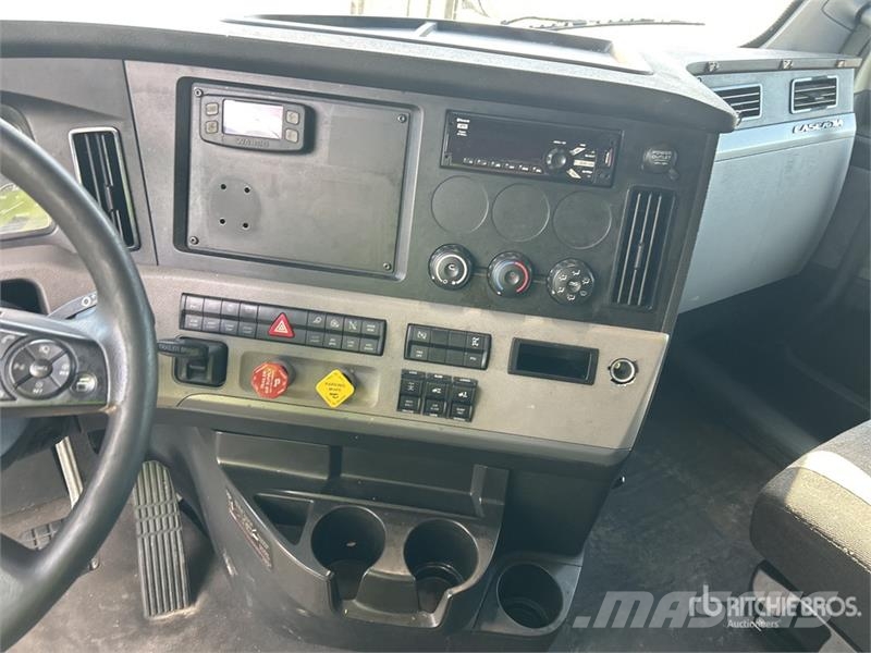 Freightliner Cascadia 126 6x4 T/A Sleeper Truck Tractor 中古トラクターヘッド | トレーラーヘッド
