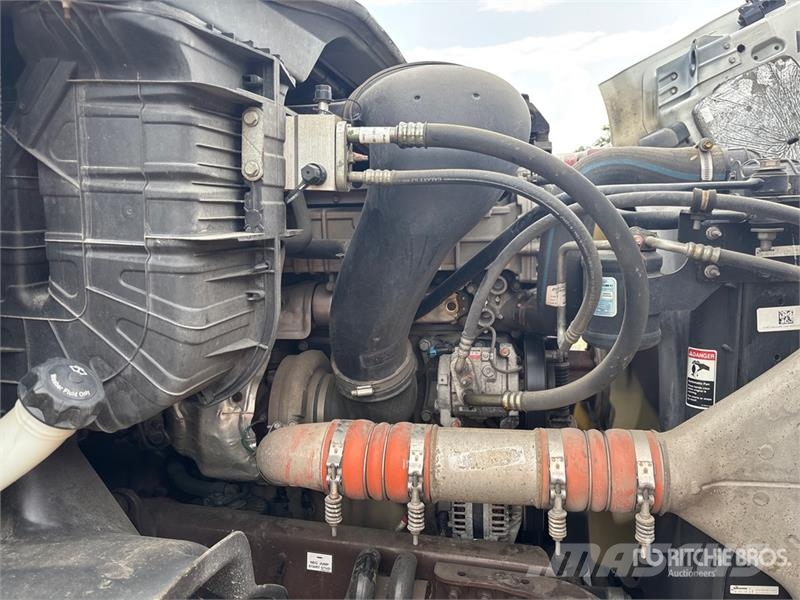 Freightliner Cascadia 113 Camiones portavehículos
