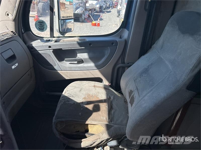 Freightliner Cascadia 125 6x4 T/A Sleeper Truck Tractor Vlačilci
