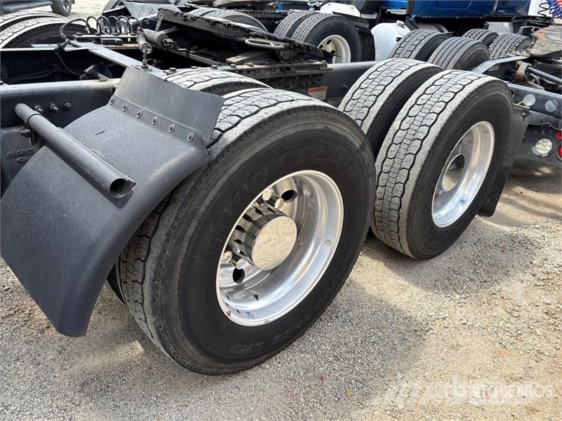 Freightliner Cascadia 126 6x4 T/A Sleeper Truck Tractor (Inoper Τράκτορες