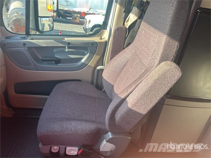 Freightliner Cascadia 125 6x4 T/A Sleeper Truck Tractor Седельные тягачи