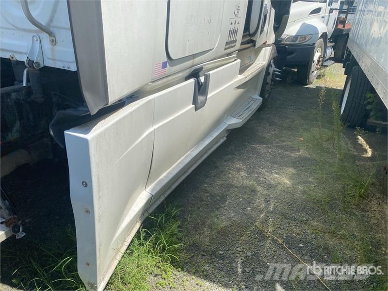 Freightliner Cascadia 126 6x4 T/A Sleeper Truck Tractor (Inoper 中古トラクターヘッド | トレーラーヘッド