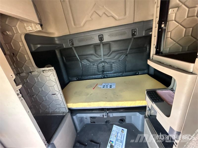 Freightliner Cascadia 125 6x4 T/A Sleeper Truck Tractor (Inoper Cavalos mecânicos