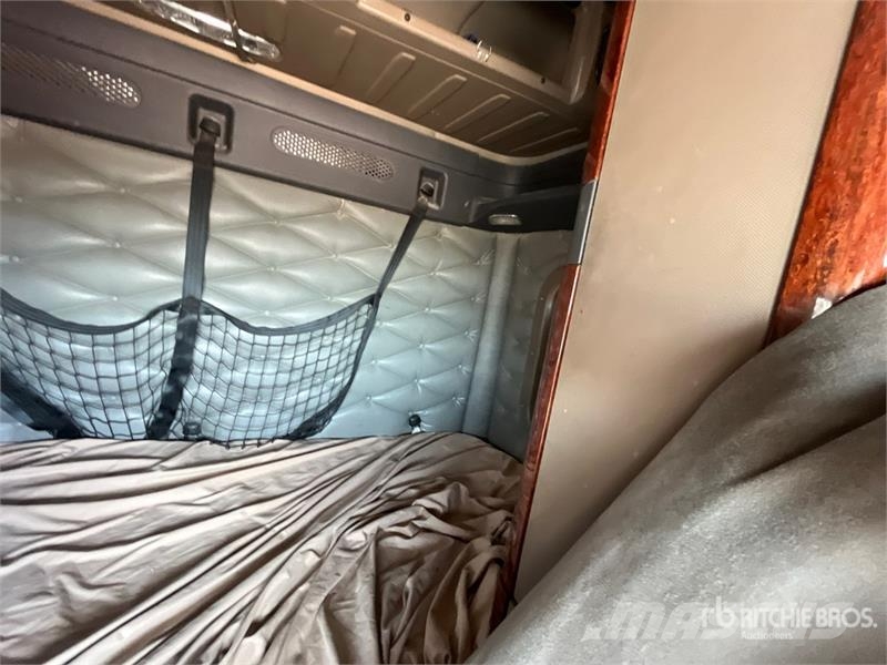 Freightliner Cascadia 125 6x4 T/A Sleeper Truck Tractor Vlačilci