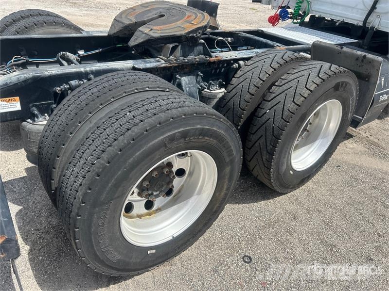 Freightliner Cascadia 125 6x4 T/A Sleeper Truck Tractor 中古トラクターヘッド | トレーラーヘッド