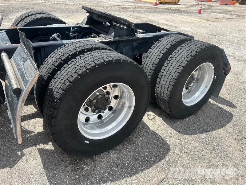 Freightliner Cascadia 125 6x4 T/A Sleeper Truck Tractor 中古トラクターヘッド | トレーラーヘッド