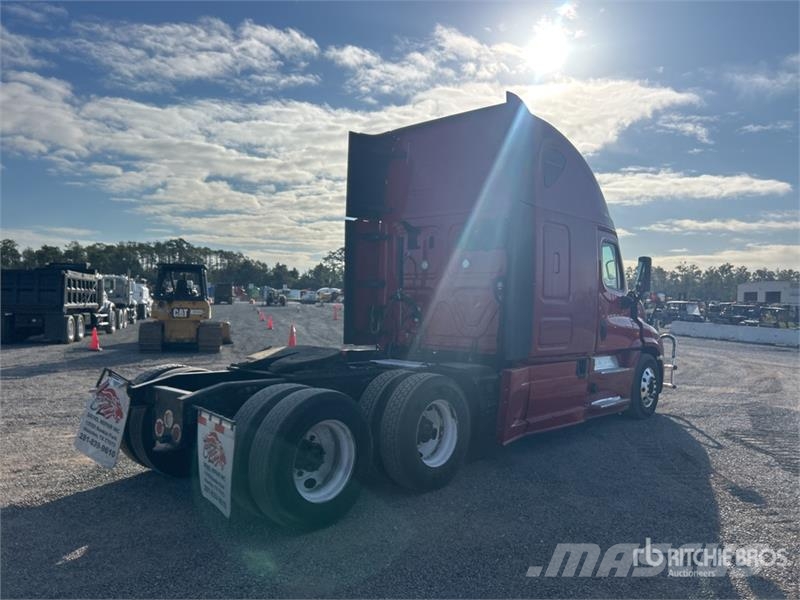 Freightliner Cascadia 125 6x4 T/A Sleeper Truck Tractor Vilcēji