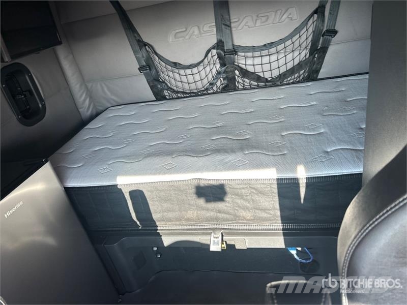 Freightliner Cascadia 126 6x4 T/A Sleeper Truck Tractor Тягачі