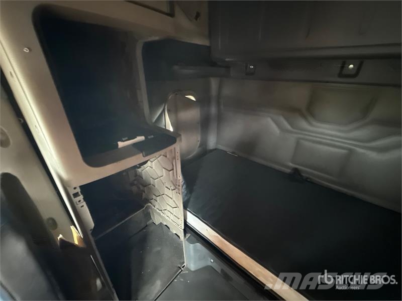 Freightliner Cascadia 125 6x4 T/A Sleeper Truck Tractor Vlačilci