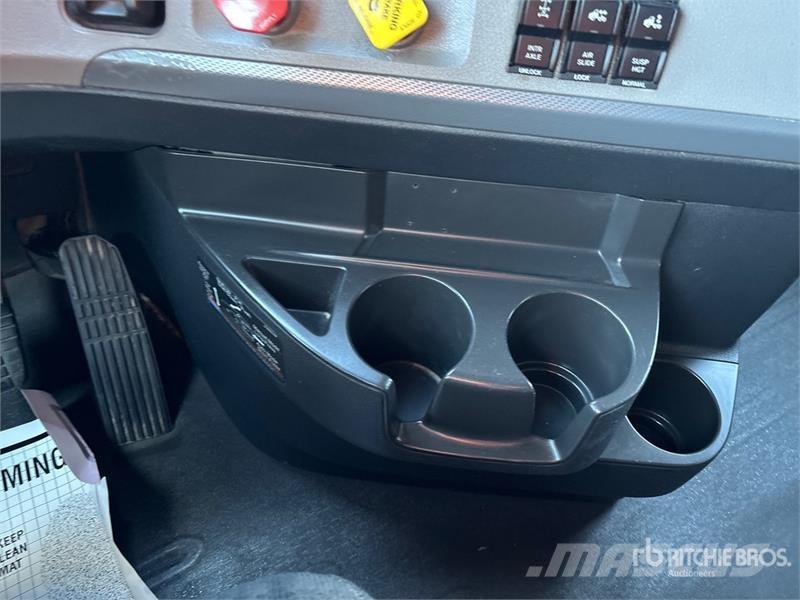 Freightliner Cascadia 126 6x4 T/A Sleeper Truck Tractor وحدات الجر