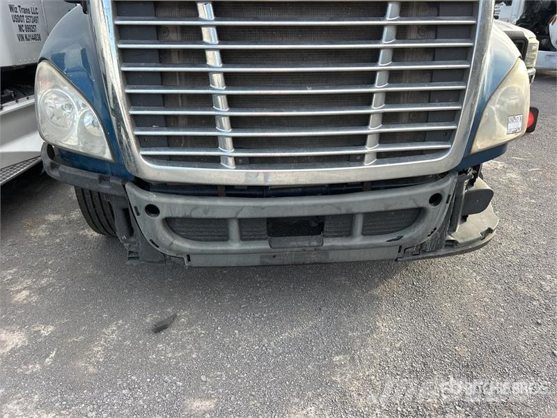Freightliner Cascadia 125 6x4 T/A Sleeper Truck Tractor Traktorske jedinice