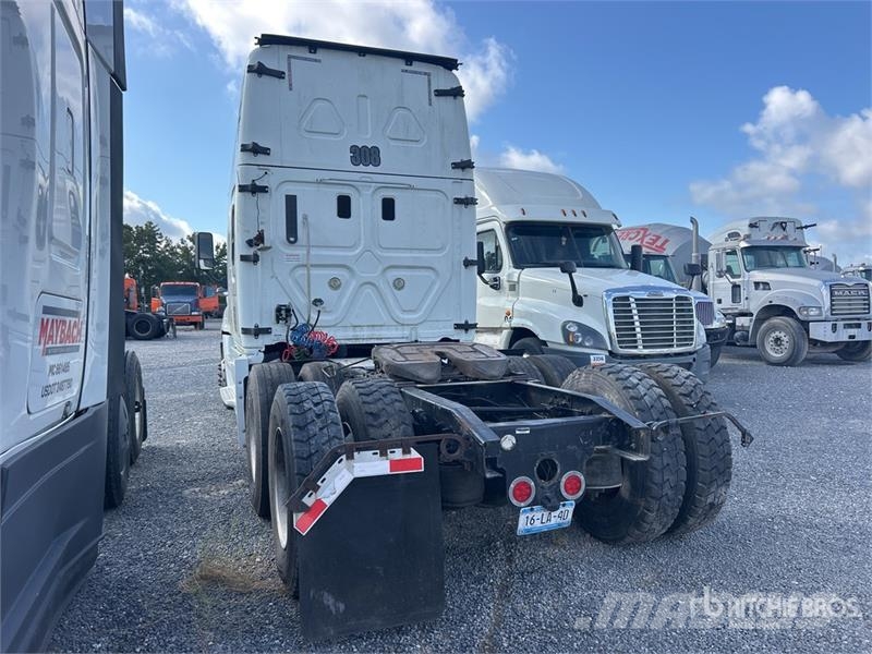 Freightliner Cascadia 125 6x4 T/A Sleeper Truck Tractor (Inoper Nyergesvontatók