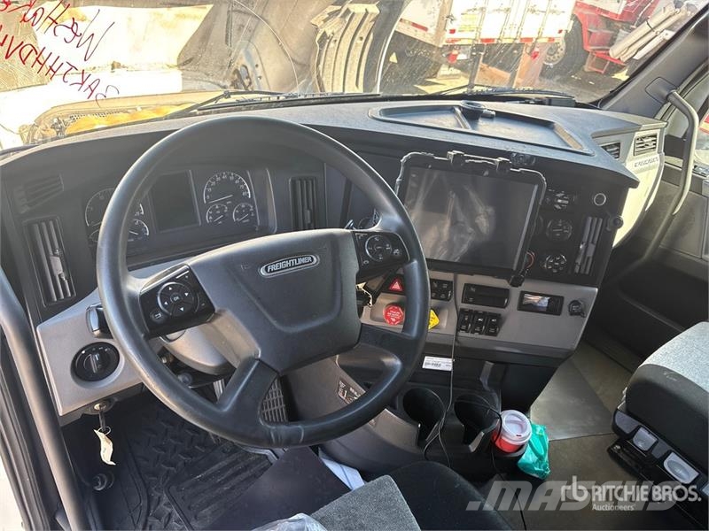 Freightliner Cascadia 126 6x4 T/A Sleeper Truck Tractor Sattelzugmaschinen