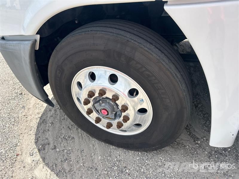 Freightliner Cascadia 125 6x4 T/A Sleeper Truck Tractor 中古トラクターヘッド | トレーラーヘッド