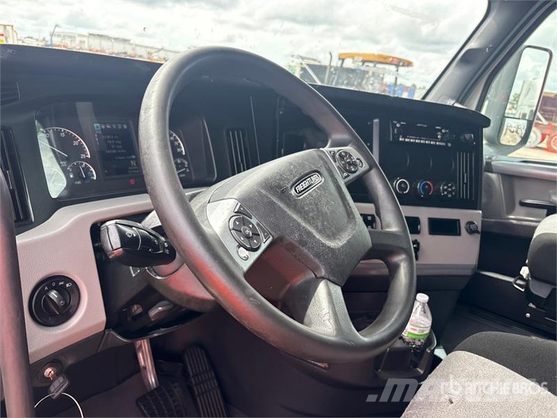 Freightliner Cascadia 126 6x4 T/A Sleeper Truck Tractor Naudoti vilkikai