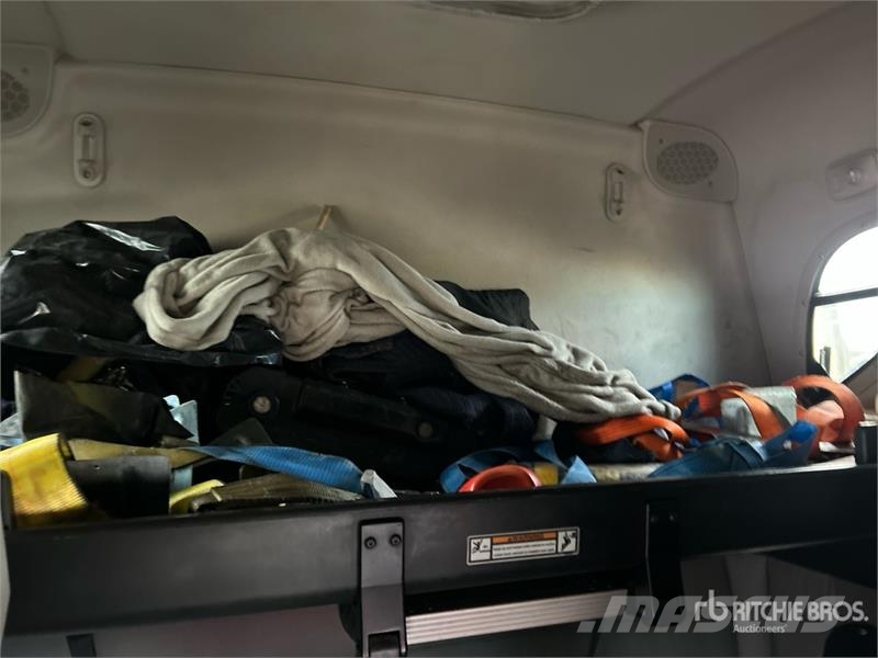 Freightliner Cascadia 6x4 T/A Sleeper Truck Tractor (Inoperable Trekkvogner