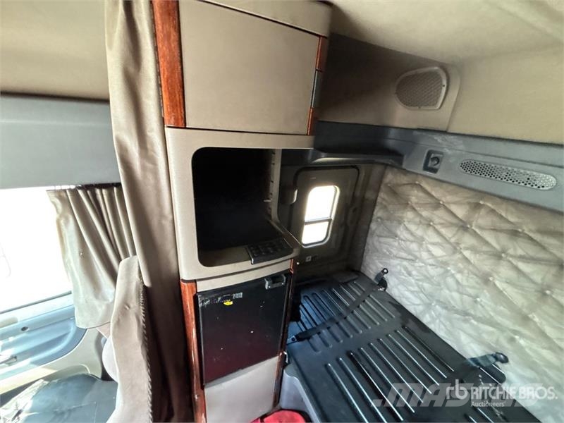 Freightliner Cascadia 125 6x4 T/A Sleeper Truck Tractor 中古トラクターヘッド | トレーラーヘッド