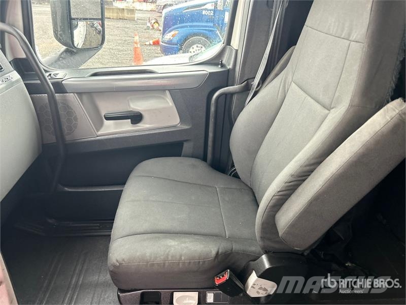 Freightliner Cascadia 126 6x4 T/A Sleeper Truck Tractor Nyergesvontatók
