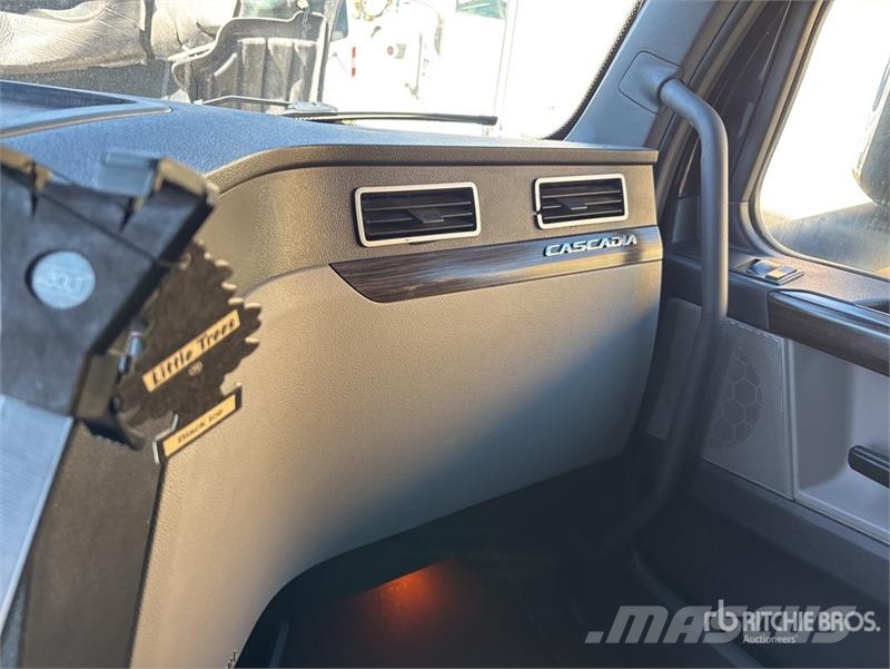 Freightliner Cascadia 126 6x4 T/A Sleeper Truck Tractor Седельные тягачи