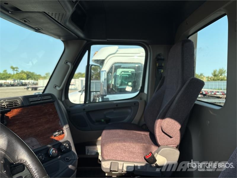 Freightliner Cascadia 113 Camiones portacoches