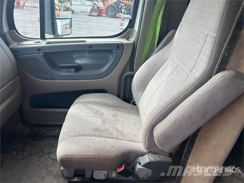 Freightliner Cascadia 125 6x4 T/A Sleeper Truck Tractor Tegljači