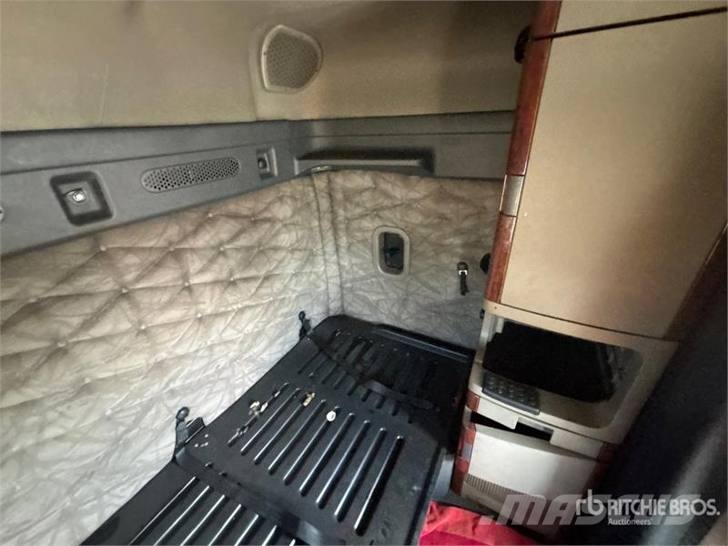 Freightliner Cascadia 125 6x4 T/A Sleeper Truck Tractor 中古トラクターヘッド | トレーラーヘッド