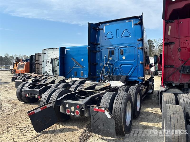 Freightliner Cascadia 125 6x4 T/A Sleeper Truck Tractor (Inoper Vilcēji