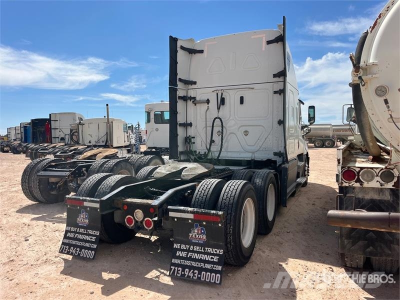 Freightliner Cascadia 126 6x4 T/A Sleeper Truck Tractor Седельные тягачи