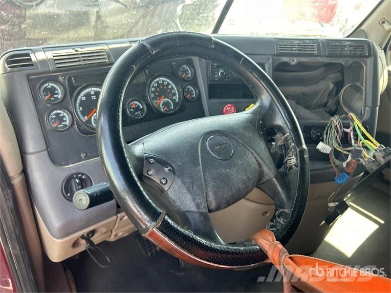 Freightliner Cascadia 125 6x4 T/A Sleeper Truck Tractor (Inoper Sattelzugmaschinen