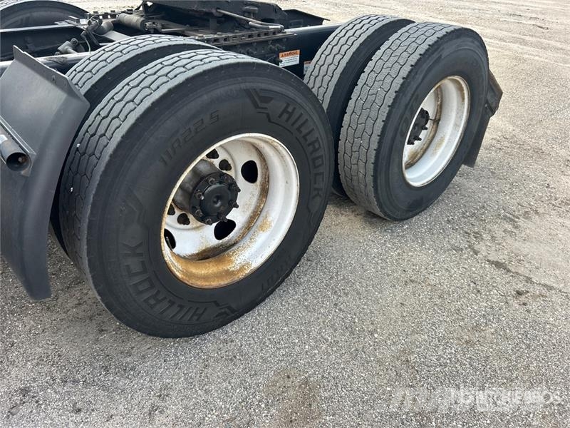Freightliner Cascadia 126 6x4 T/A Sleeper Truck Tractor Tegljači