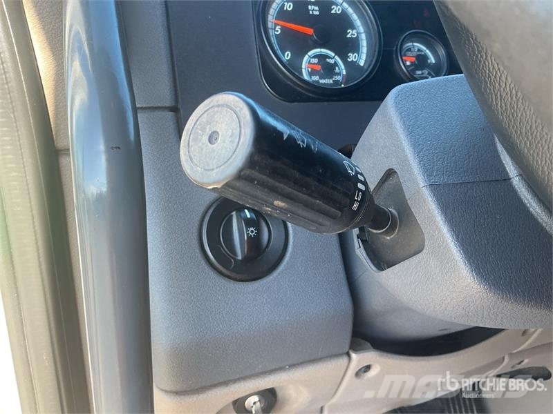 Freightliner Cascadia 125 6x4 T/A Sleeper Truck Tractor 中古トラクターヘッド | トレーラーヘッド