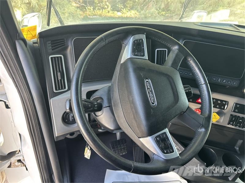 Freightliner Cascadia 126 6x4 T/A Sleeper Truck Tractor Tegljači