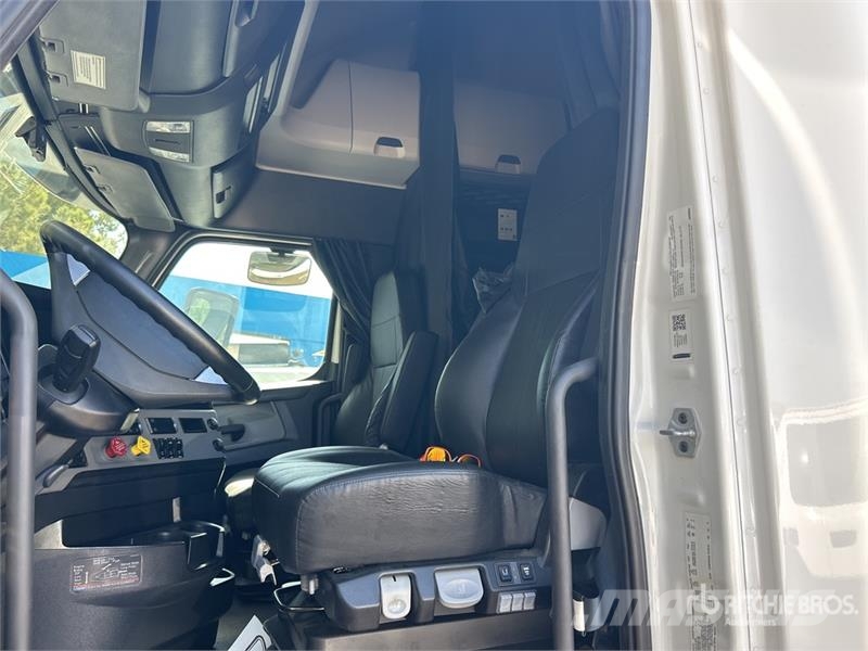 Freightliner Cascadia 126 6x4 T/A Sleeper Truck Tractor Tegljači