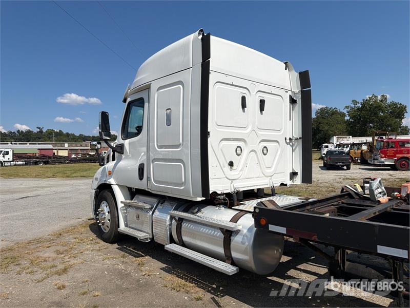 Freightliner Cascadia 113 6x4 Sleeper Car Carrier Truck Camiones portacoches