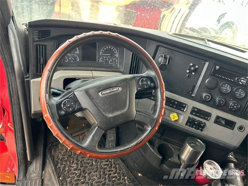 Freightliner Cascadia 6x4 T/A Sleeper Truck Tractor (Inoperable Trekkvogner