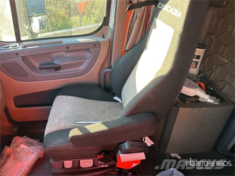 Freightliner Cascadia 125 6x4 T/A Sleeper Truck Tractor (Inoper Vilcēji
