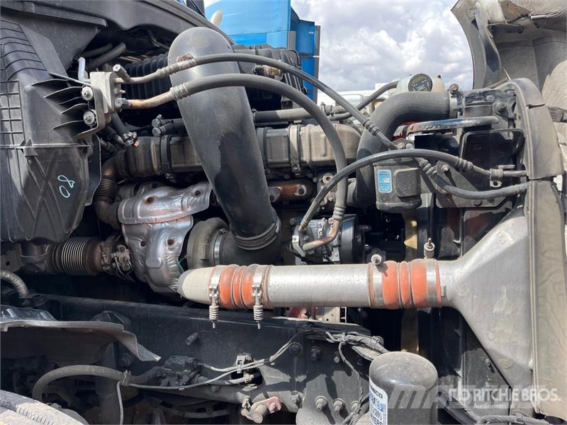 Freightliner Cascadia 126 6x4 T/A Sleeper Truck Tractor (Inoper Тягачі