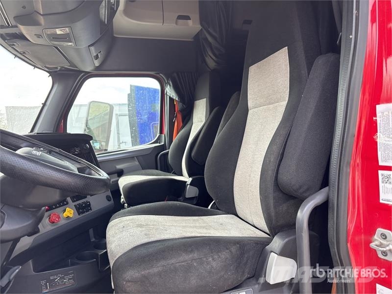 Freightliner Cascadia 126 6x4 T/A Sleeper Truck Tractor Vlačilci