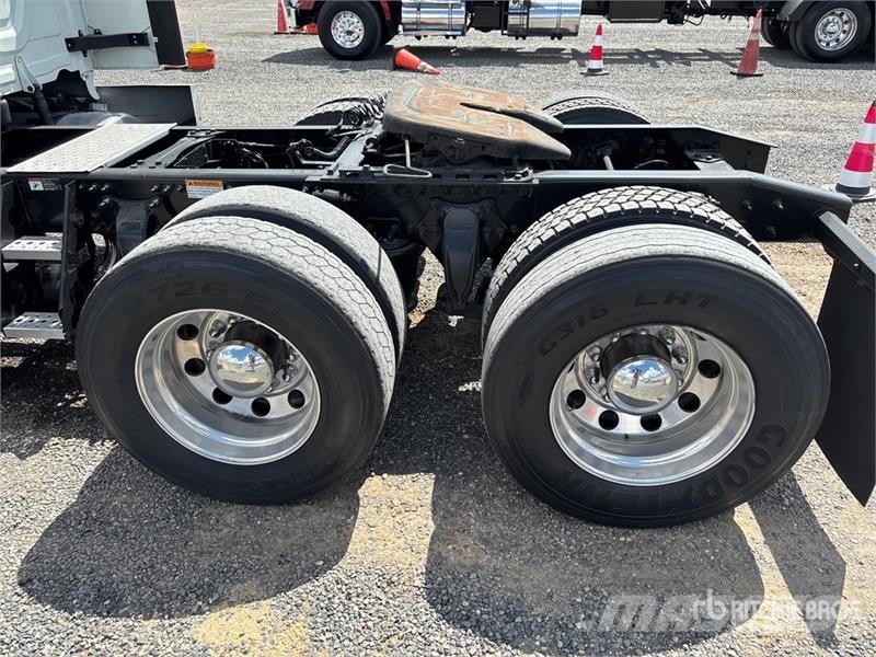 Freightliner Cascadia 125 6x4 T/A Sleeper Truck Tractor Dragbilar