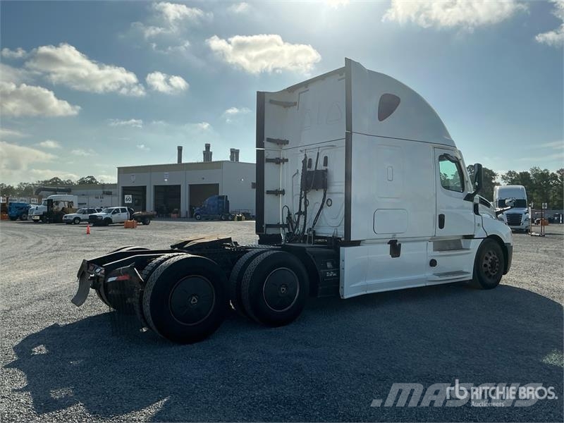 Freightliner Cascadia 126 6x4 T/A Sleeper Truck Tractor Седельные тягачи