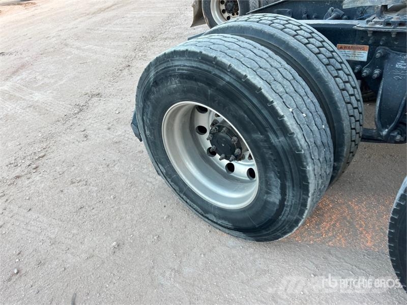 Freightliner Cascadia 126 6x4 T/A Sleeper Truck Tractor Tegljači
